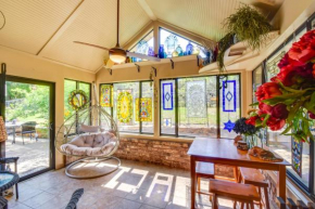 Whimsical Athens Home - 3 Mi to Sanford Stadium